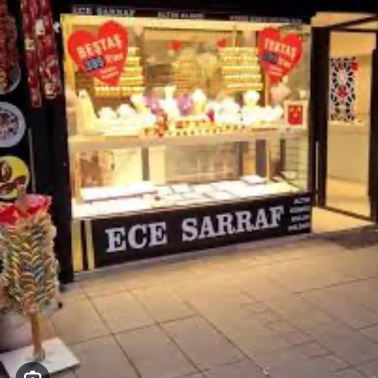 Ece Sarraf İnsanları Yanıltıyor