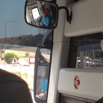 İstanbul Kalesi Seyahat Kural İhlali Otobüs Kullanırken Telefon Konuşup Sigara İçen Şoför