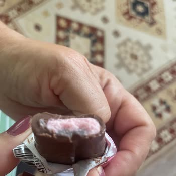 Elit Çikolata Elit Çilekli Çikolata Küflü Çıkması