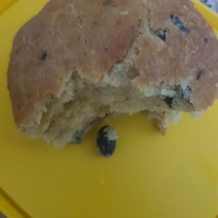 İhe Zeytinli Kekikli Ekmekten Çıkan Zeytin Çekirdeği