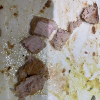 Tavuk Dünyası Karanfil Şubesi Pişmemiş Kanlı Tavukları Servis Ediyor