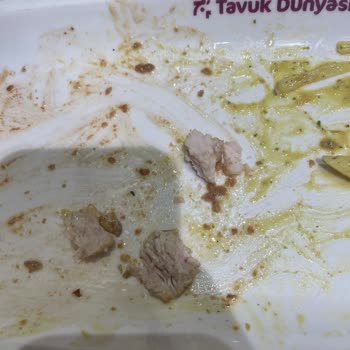 Tavuk Dünyası Karanfil Şubesi Pişmemiş Kanlı Tavukları Servis Ediyor