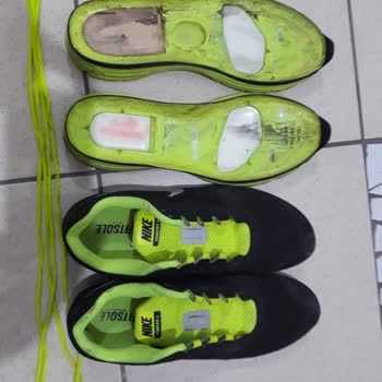 Nike Marka Her İki Ayakkabının Tabanlarının Yerinden Çıkması