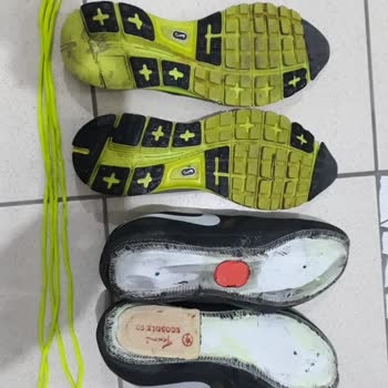 Nike Marka Her İki Ayakkabının Tabanlarının Yerinden Çıkması