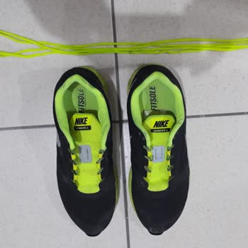 Nike Marka Her İki Ayakkabının Tabanlarının Yerinden Çıkması