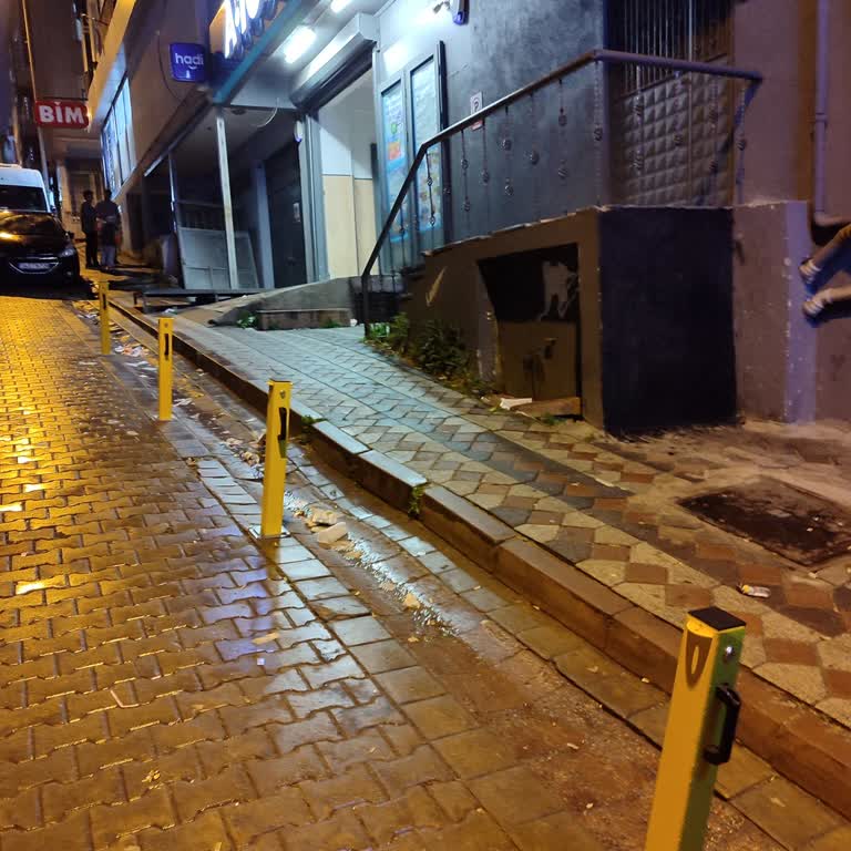 Sultangazi Belediyesi Yol Kenarlarına Demir Duba Koyulması
