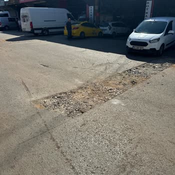 İstanbul Büyükşehir Belediyesi Altyapı Ekibi Sorumsuzluk Yapıyor.