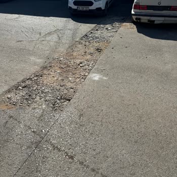 İstanbul Büyükşehir Belediyesi Altyapı Ekibi Sorumsuzluk Yapıyor.