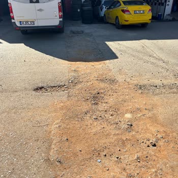 İstanbul Büyükşehir Belediyesi Altyapı Ekibi Sorumsuzluk Yapıyor.