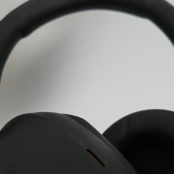 Sony Eurasia Sony WH-1000XM5 Kulaklıkta Deri Birleşim Kısmında Açılmalar (1 Senede)