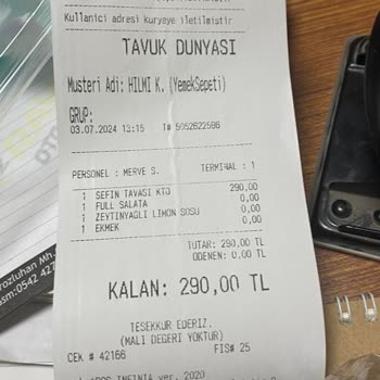 Tavuk Dünyası Verilen Salatanın İçinde Çürümüş Marullar