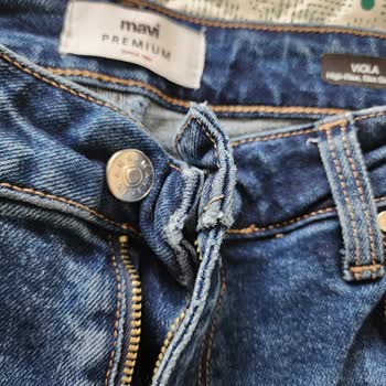 Mavi Pantolonda Renk Değişimi Ve Deformeler.