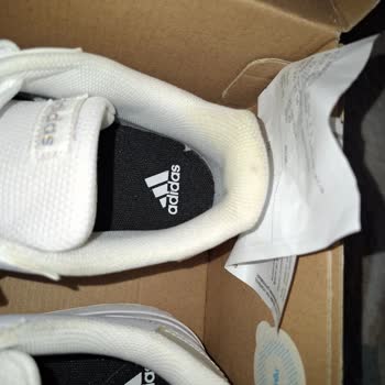 adidas Aldığım Ayakkabının Sadece Tek Ayağının Vurması Çok İlginç