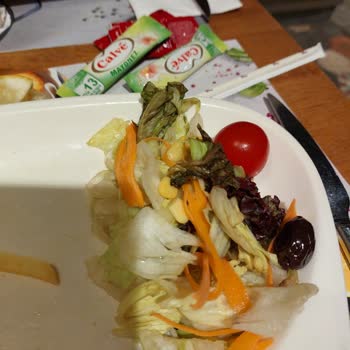 Tavuk Dünyası Bozuk Marullar Ve Tavuk Soteye Dönmüş Şefin Tavası