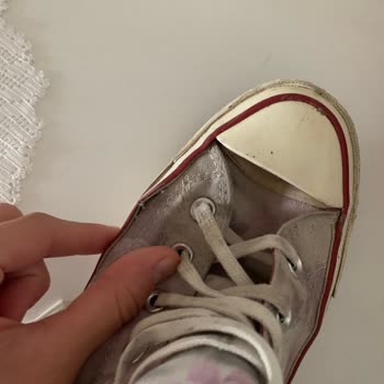 Converse Ayakkabımın Her Yeri Açıldı