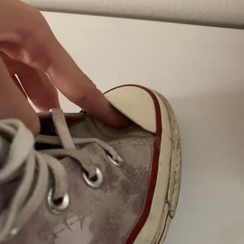 Converse Ayakkabımın Her Yeri Açıldı