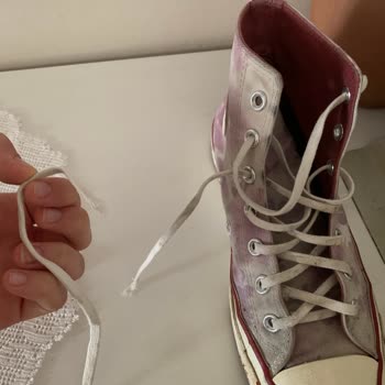Converse Ayakkabımın Her Yeri Açıldı