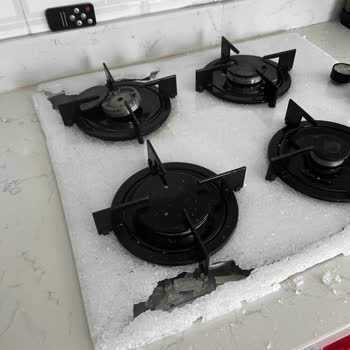 Uğur Derin Dondurucu Markasının Ürettiği Cam Ocağın Camı Patladı.