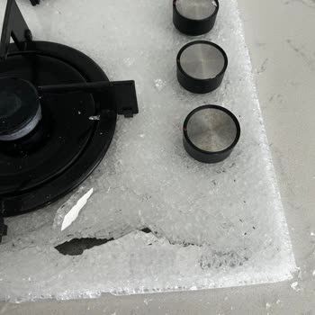 Uğur Derin Dondurucu Markasının Ürettiği Cam Ocağın Camı Patladı.