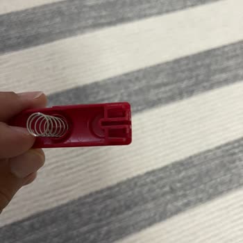 Dyson V10 Kırmızı Buton Tırnak Sorunu