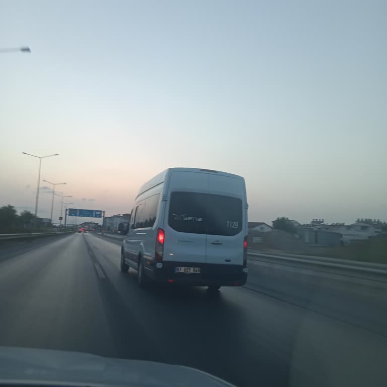 Sena Tur Yoldaki Araçları Ve Yolcularının Canını Hiçe Sayıyor