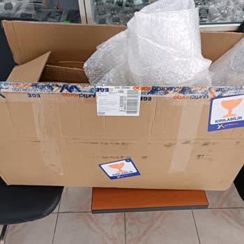 Yurtiçi Kargo Görevlisi Koli İçindeki Malzemeyi Tekmeleyerek Kırmış