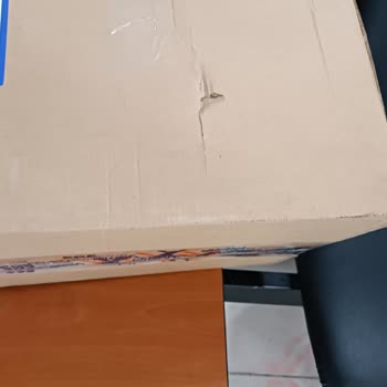 Yurtiçi Kargo Görevlisi Koli İçindeki Malzemeyi Tekmeleyerek Kırmış