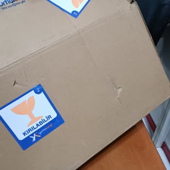 Yurtiçi Kargo Görevlisi Koli İçindeki Malzemeyi Tekmeleyerek Kırmış