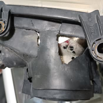 Yurtiçi Kargo Görevlisi Koli İçindeki Malzemeyi Tekmeleyerek Kırmış