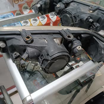 Yurtiçi Kargo Görevlisi Koli İçindeki Malzemeyi Tekmeleyerek Kırmış