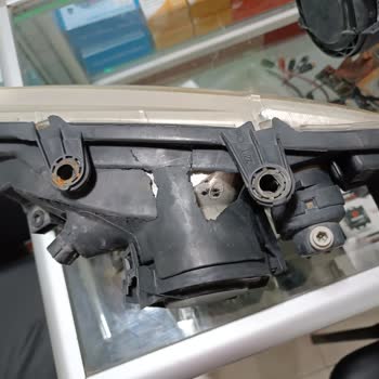 Yurtiçi Kargo Görevlisi Koli İçindeki Malzemeyi Tekmeleyerek Kırmış