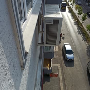 Regal Su Akıtan Klima Borusu Yüzünden Yoldan Geçenlerin Ve Esnafın Islanması