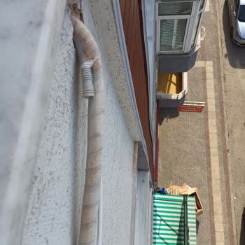 Regal Su Akıtan Klima Borusu Yüzünden Yoldan Geçenlerin Ve Esnafın Islanması