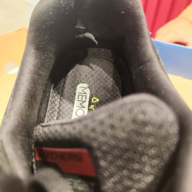 Skechers Ayakkabının İçi 2 Ayda Yırtıldı.