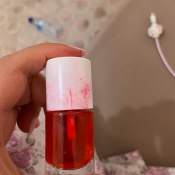 Pastel Kozmetik Ürünün Kapağı Kapanmıyor Bu Yüzden Dökülüyor