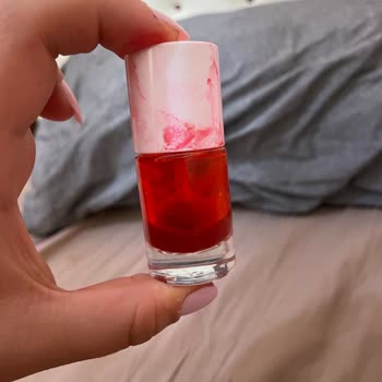 Pastel Kozmetik Ürünün Kapağı Kapanmıyor Bu Yüzden Dökülüyor