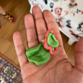 A101 De Çocuklar İçin Satılan Renkli Yumurtalar