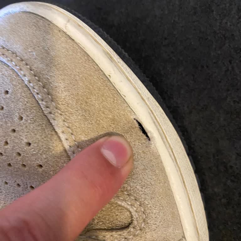 Nike Yeni Aldığım Air Jordan 1'lerimde Yırtık Oluştu.
