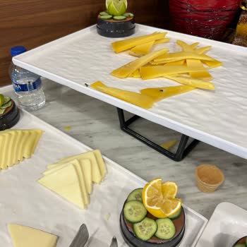 Prive Hotel Didim Yemeklerden Salatalardan Kara Sinek Ölüleri Çıkıyordu