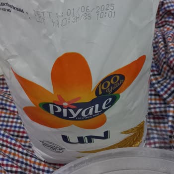 Piyale Marka Un İçerisinde Böcek