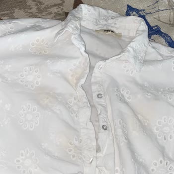 Koton Hiç Giyilmeyen Ürün Tek Yıkamada Sarı Leke Oluştu