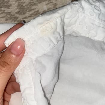 Koton Hiç Giyilmeyen Ürün Tek Yıkamada Sarı Leke Oluştu