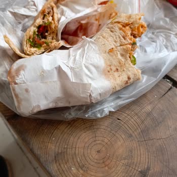 Efeoğlu Döner & Pide (Çeşme) Efeoğlu Restoran Tavuk Kuyruğu Yediriyor