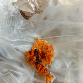 Efeoğlu Döner & Pide (Çeşme) Efeoğlu Restoran Tavuk Kuyruğu Yediriyor