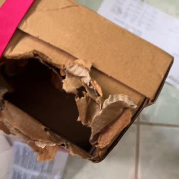 Makyajtrendi.com 1490 TL Değerindeki Ürünü Dökülmüş Şekilde Gönderdi.