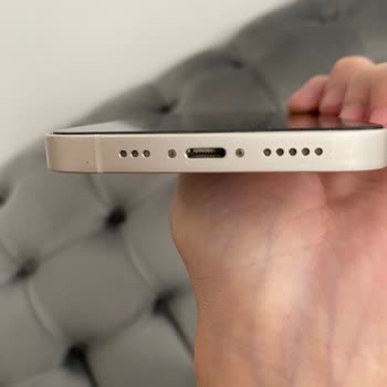 İPhone 13 Çerçeve Kendi Kendine Çiziliyor