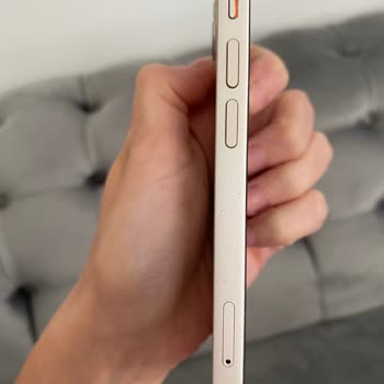 İPhone 13 Çerçeve Kendi Kendine Çiziliyor