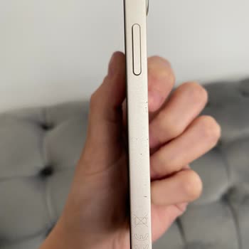 İPhone 13 Çerçeve Kendi Kendine Çiziliyor