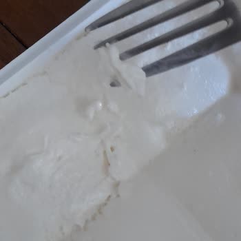 Algida Maraş Usulu Bol Sutlu Dondurmada Tutkal Yapi - Dondurma Bozuk