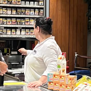 Macro Center İşini Bilmeyen Ve Saygısız Kasiyerlere Sahip Market